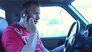 Горячая рыжая мама обиделась на курьера и трахнула его - порно видео